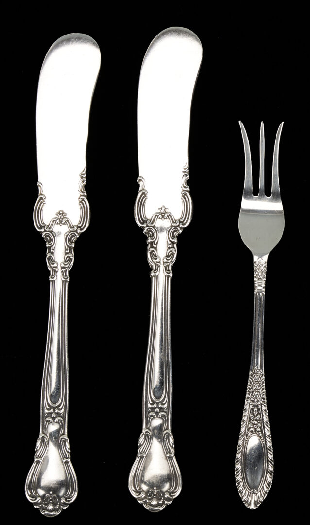 Lot 1251: 13 pcs. Sterling Flatware incl. Saratoga Chip Server