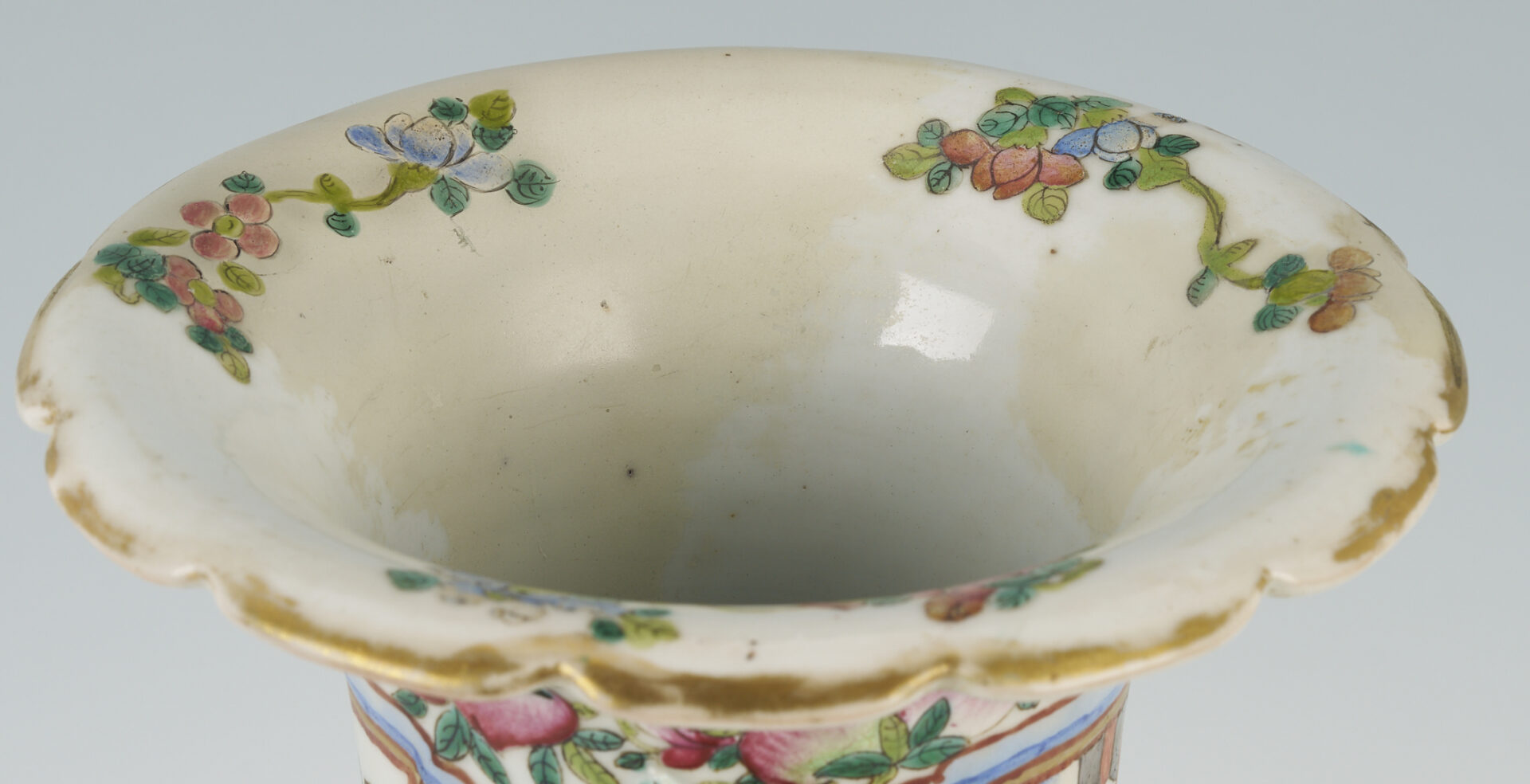 Lot 26: 2 Chinese Famille Rose Porcelain Items