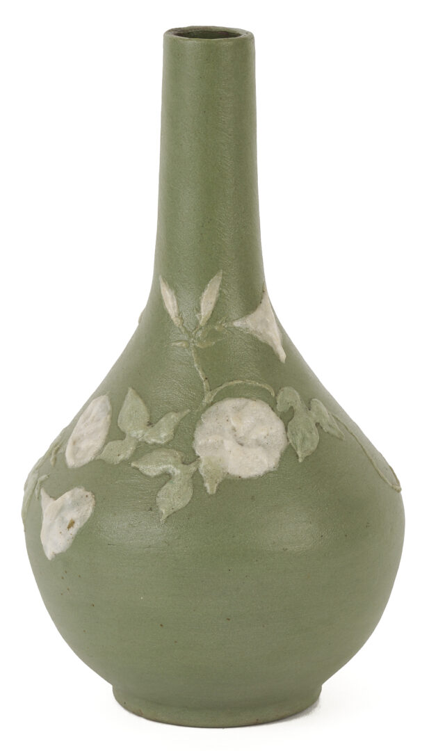 Lot 384: Nonconnah Pottery Vase