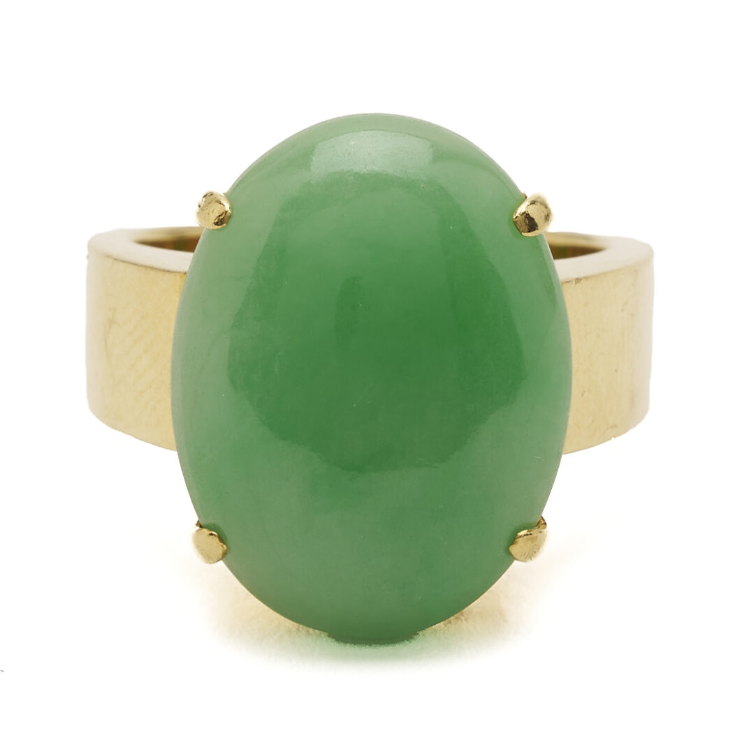 Lot 837: Lady's Vintage 18K Gold & Jadeite Jade Ring