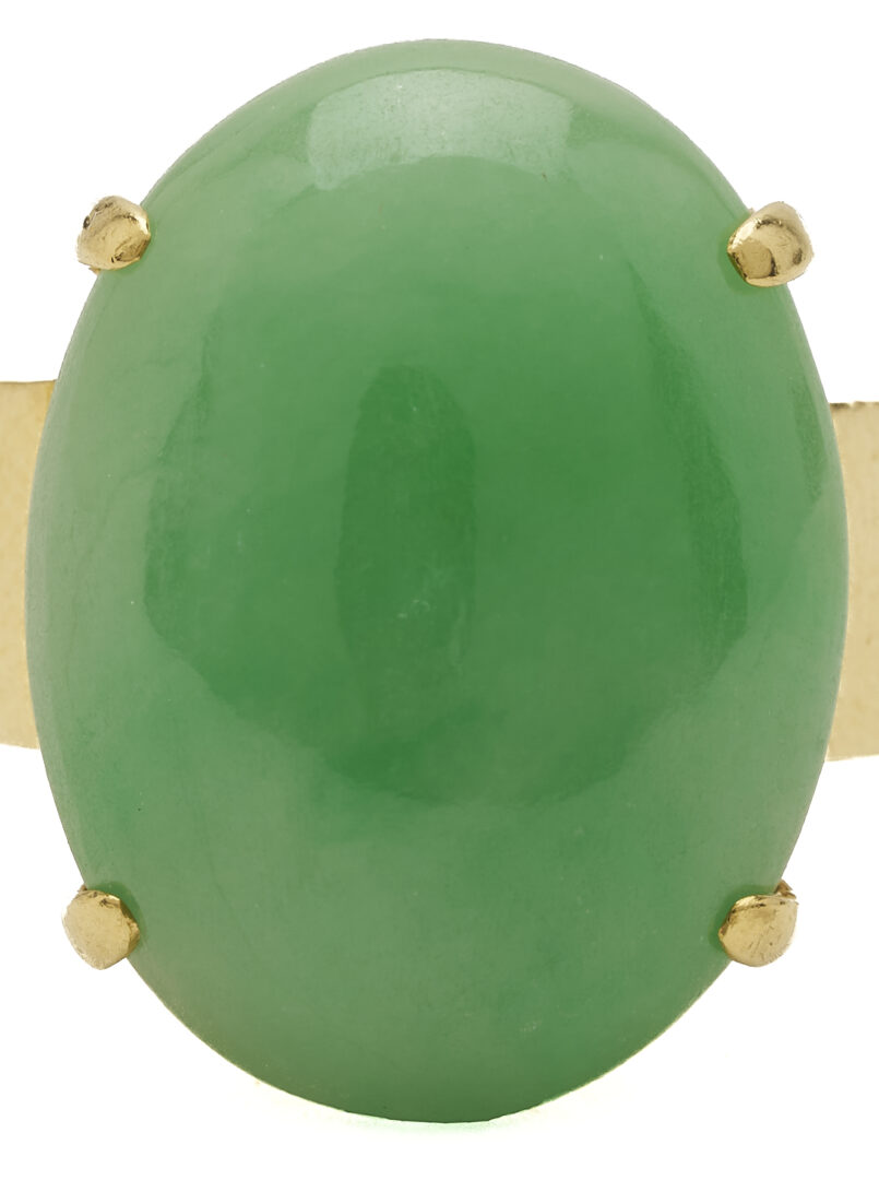 Lot 837: Lady's Vintage 18K Gold & Jadeite Jade Ring