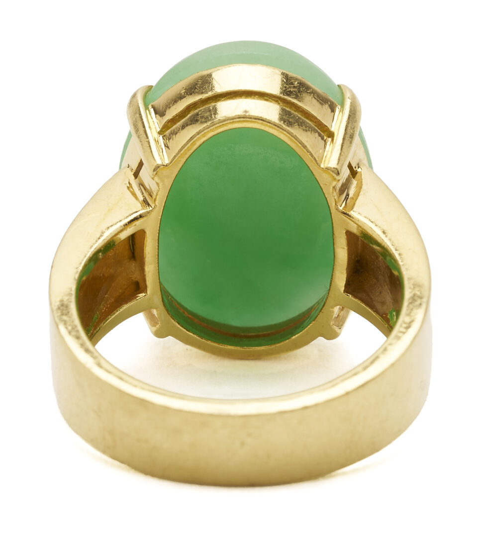 Lot 837: Lady's Vintage 18K Gold & Jadeite Jade Ring