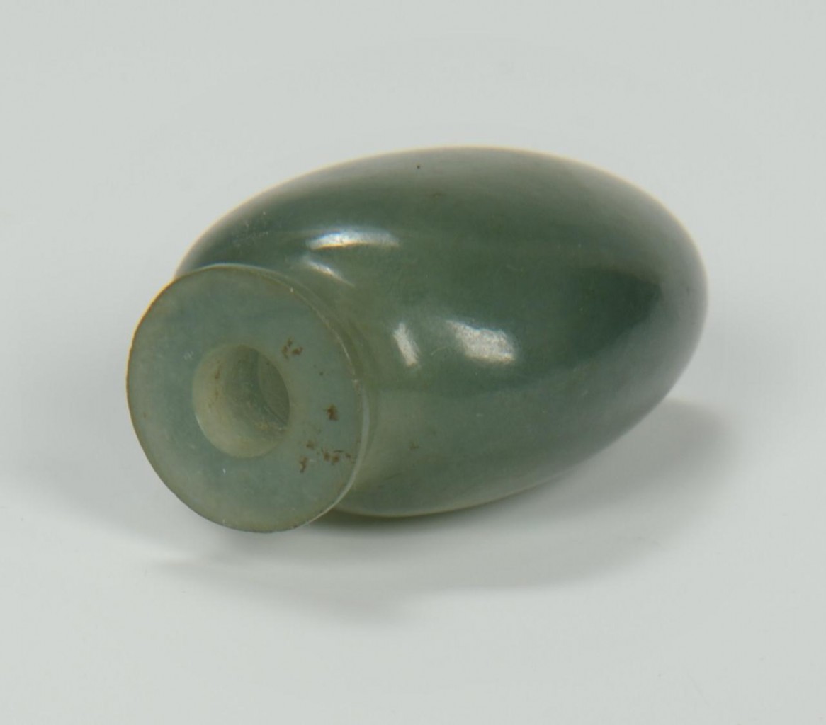 Lot 11: Chinese green jade snuff bottle