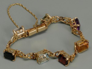Lot 152: 18K gold semi-precious stone link bracelet