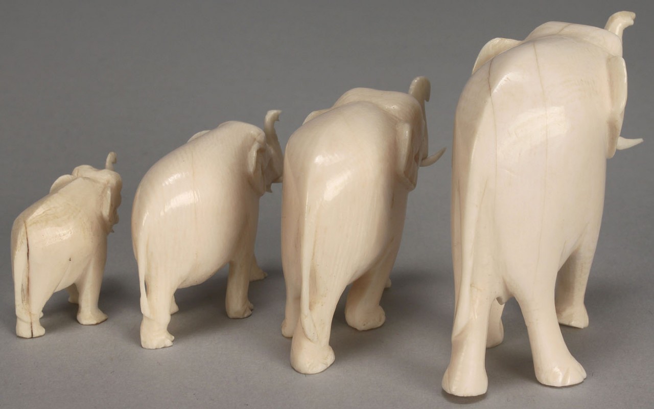 Lot 392: 5 pieces carved ivory: bridge and elephants