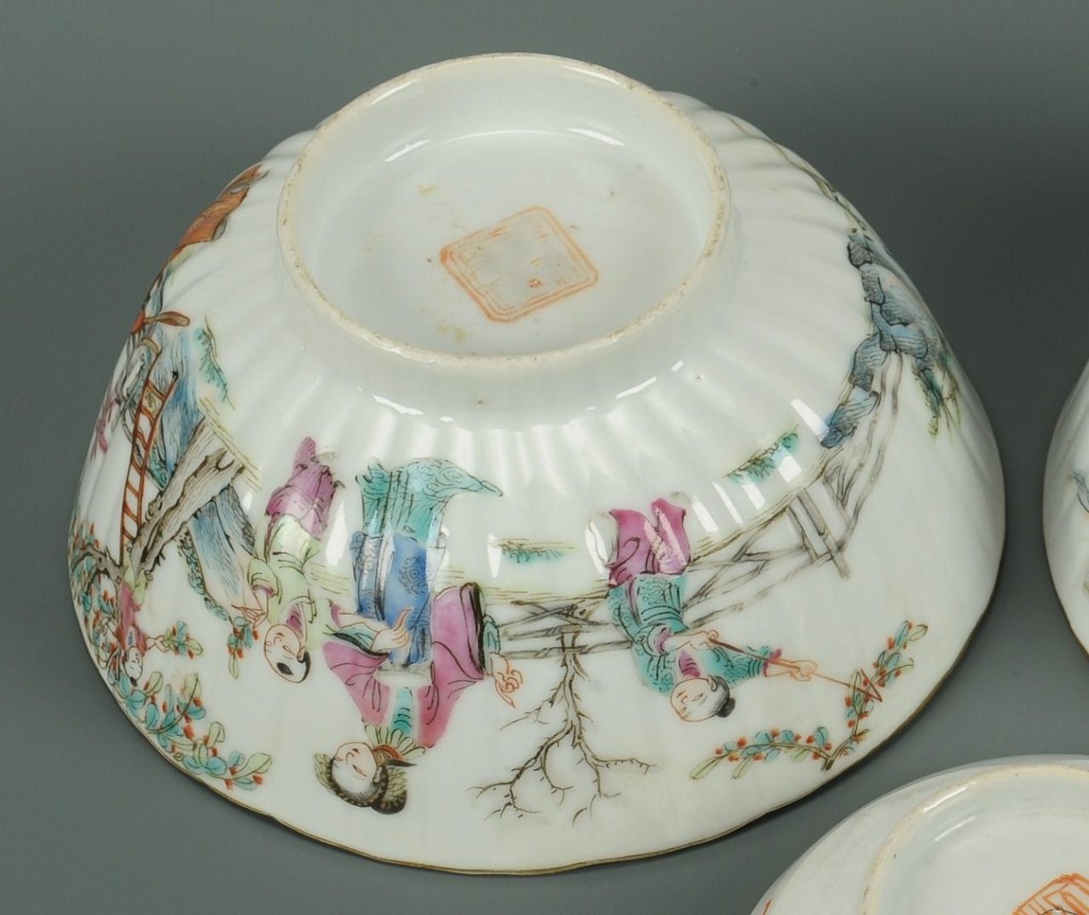Lot 402: 3 Chinese Famille Rose Porcelain Items