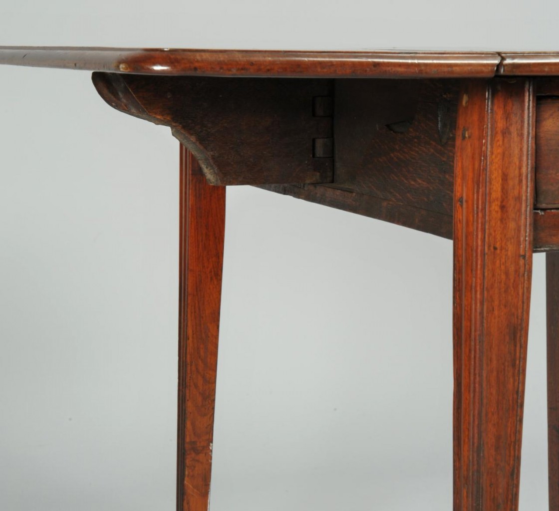 Lot 549: English Pembroke table