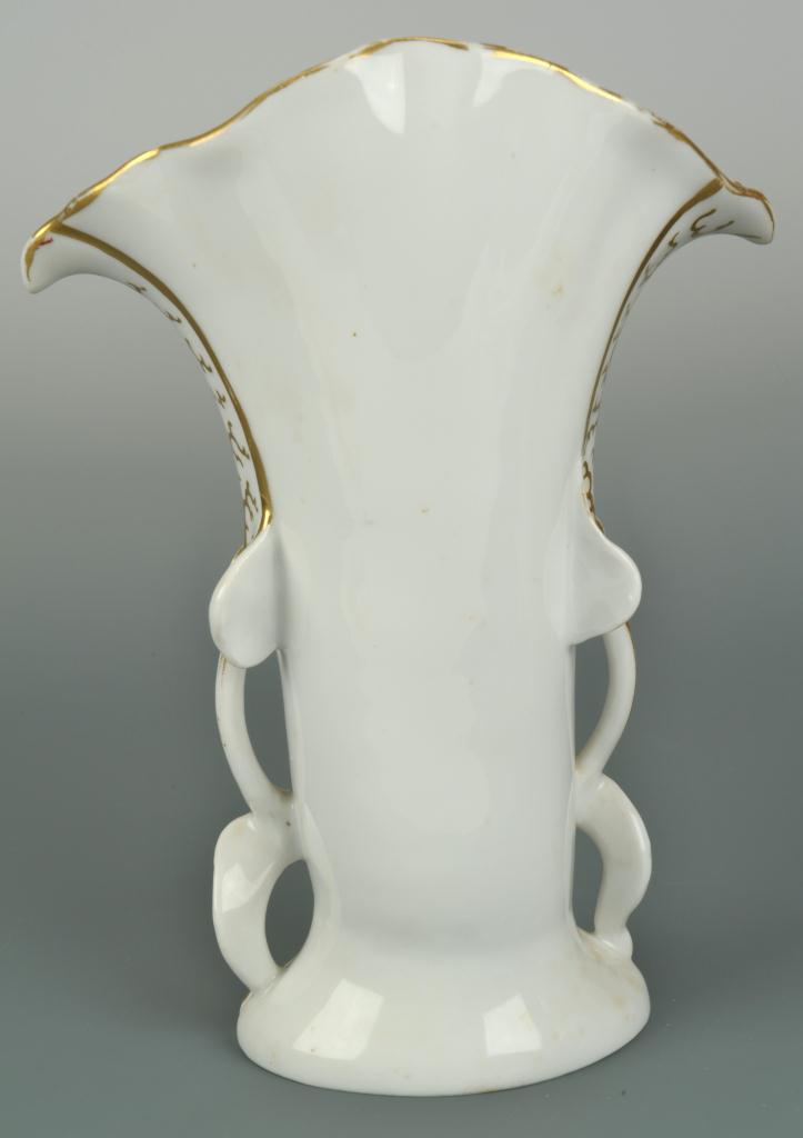 Lot 556: Old Paris Vase and Indian Stone pattern center bow