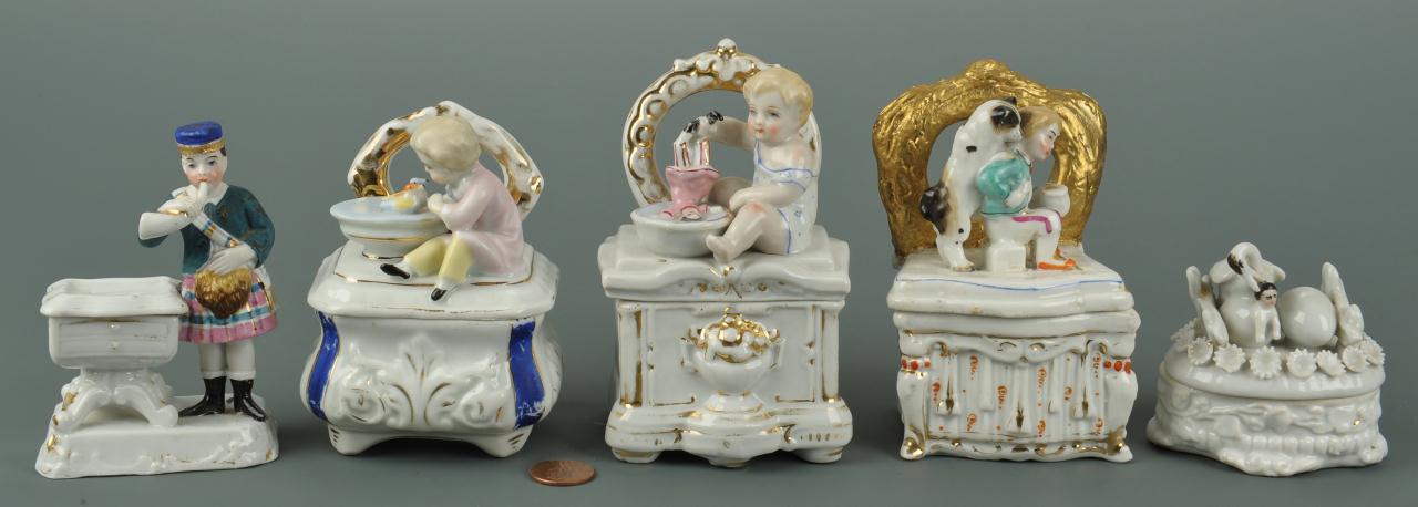 Lot 559: 5 porcelain fairings or trinket boxes