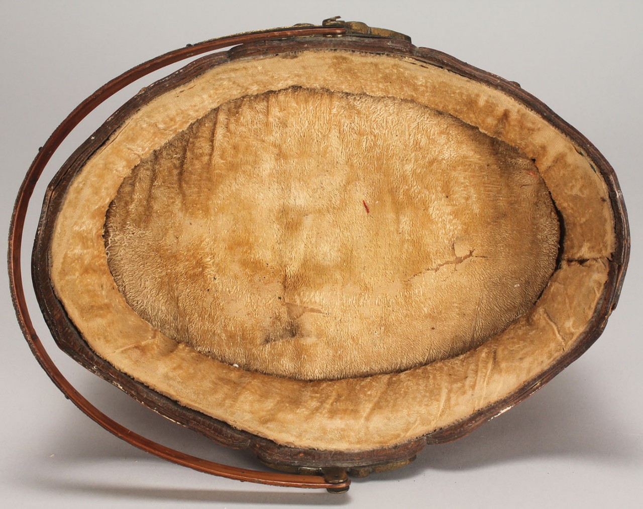 Lot 581: Marquetry basket with assorted sewing notions