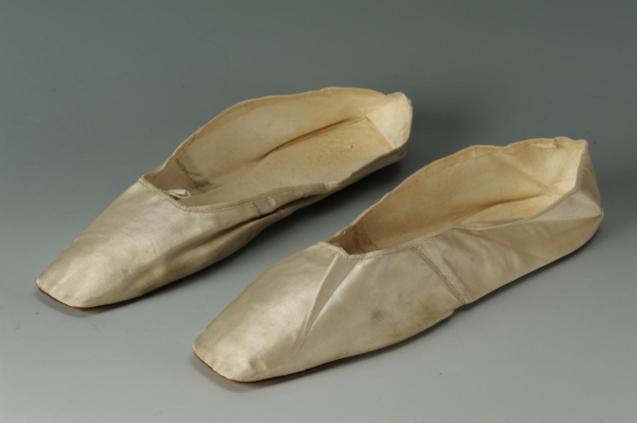 Lot 722: Pair of 19th century silk wedding slippers