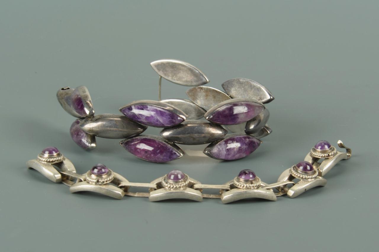 Lot 726: Group of Mexican amethyst quartz jewelry, 5 items