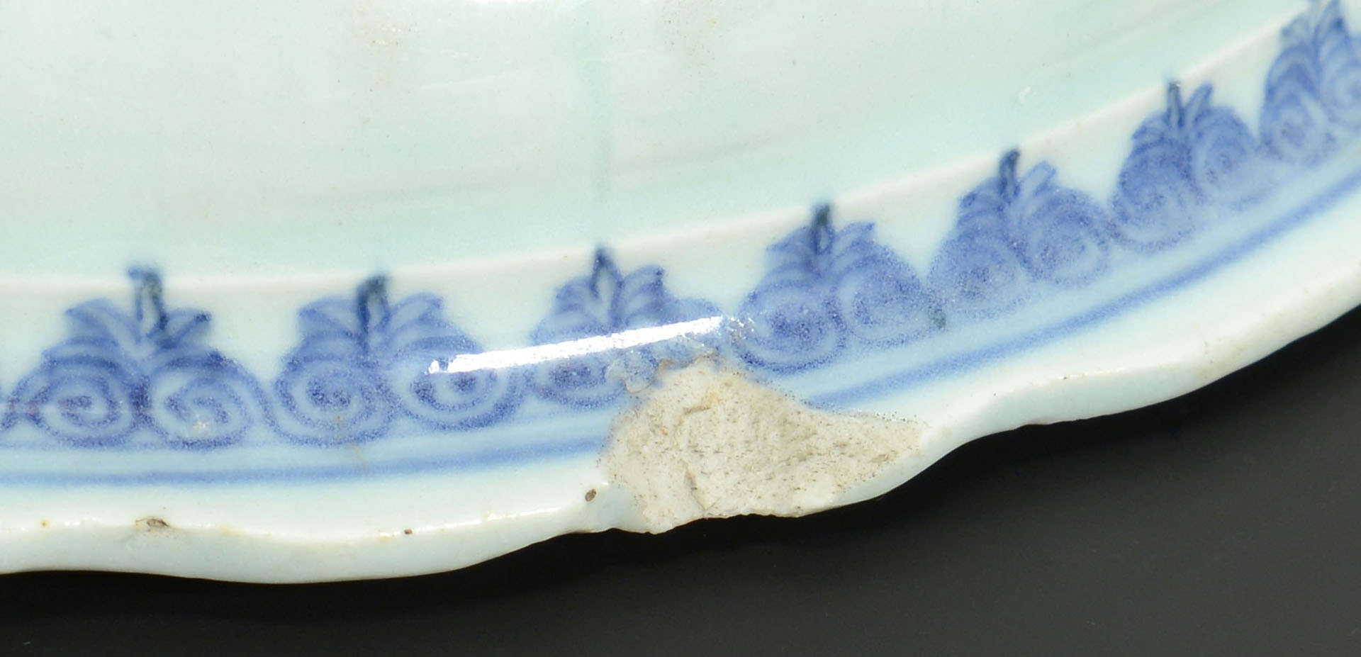 Lot 15: Chinese Export blue and white tureen, pierced cove