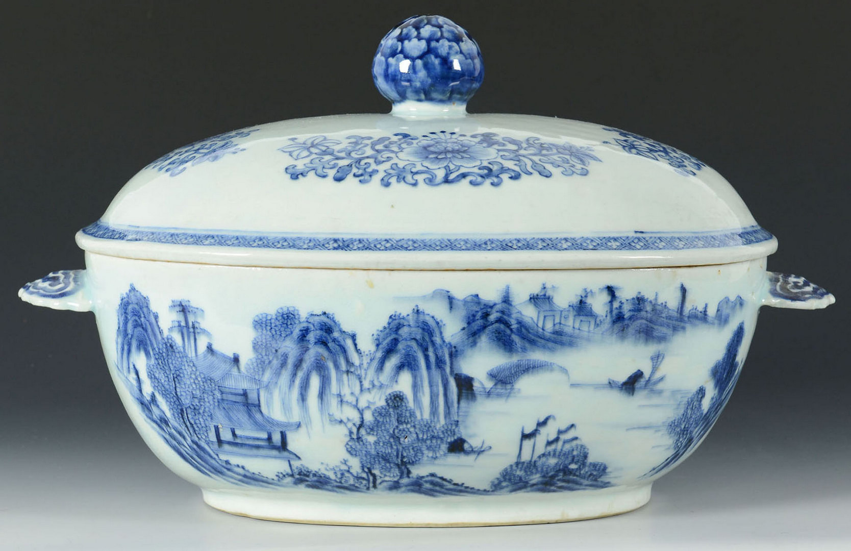 Lot 16: Blue and white Chinese Export oval covered tureen