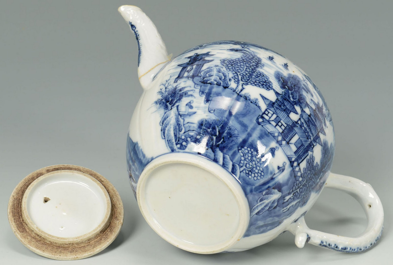 Lot 19: 2 Chinese Export teapots – Famille Rose and Blue a