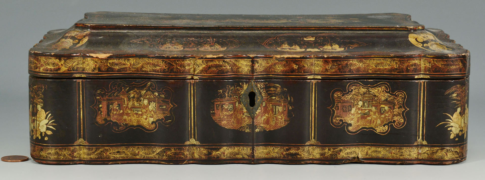 Lot 214: Chinese Export lacquered trinket box