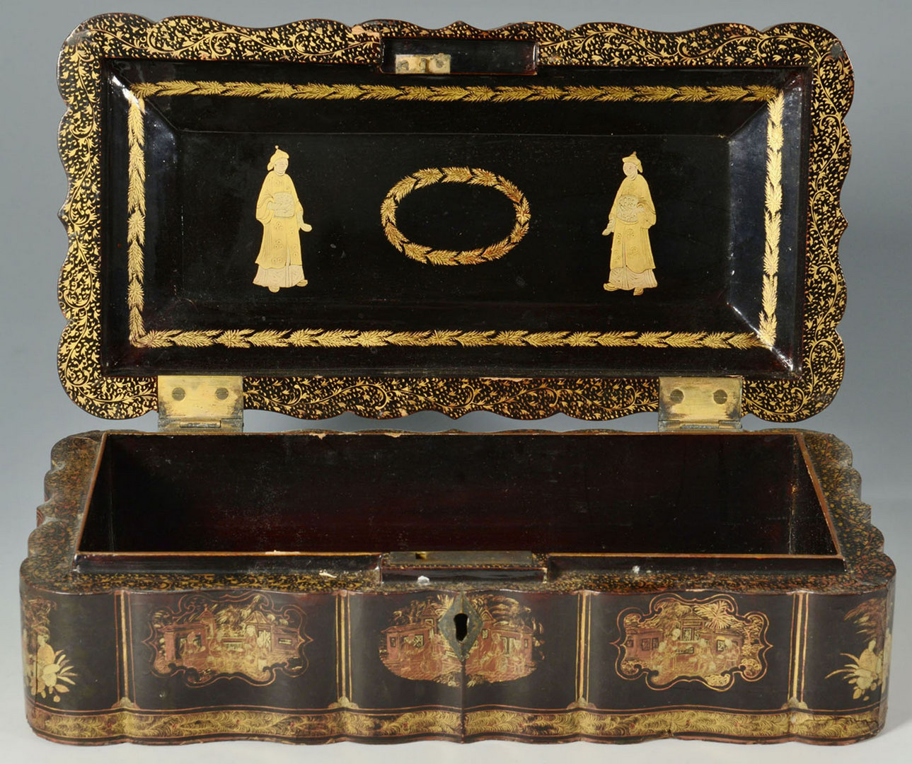 Lot 214: Chinese Export lacquered trinket box