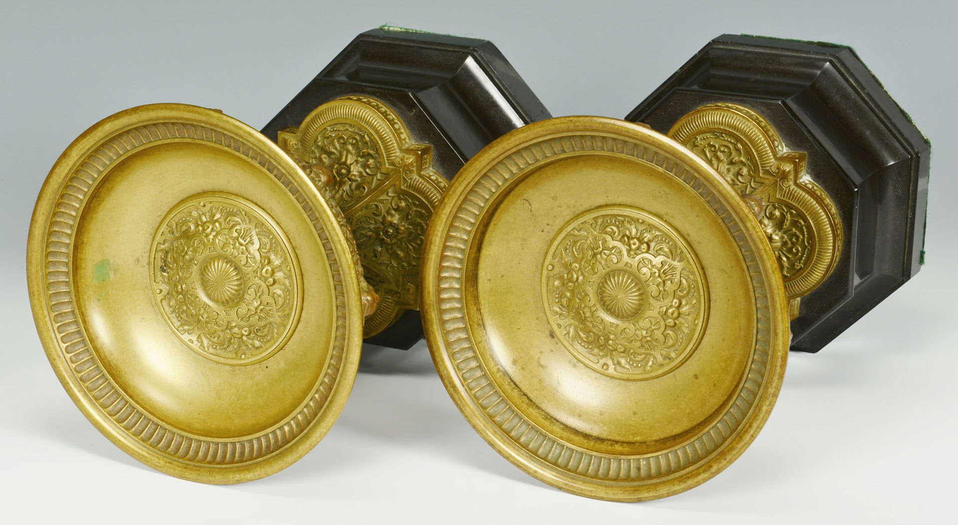 Lot 28: Pr. Classical Bronze Urns Mounted on Black Bases