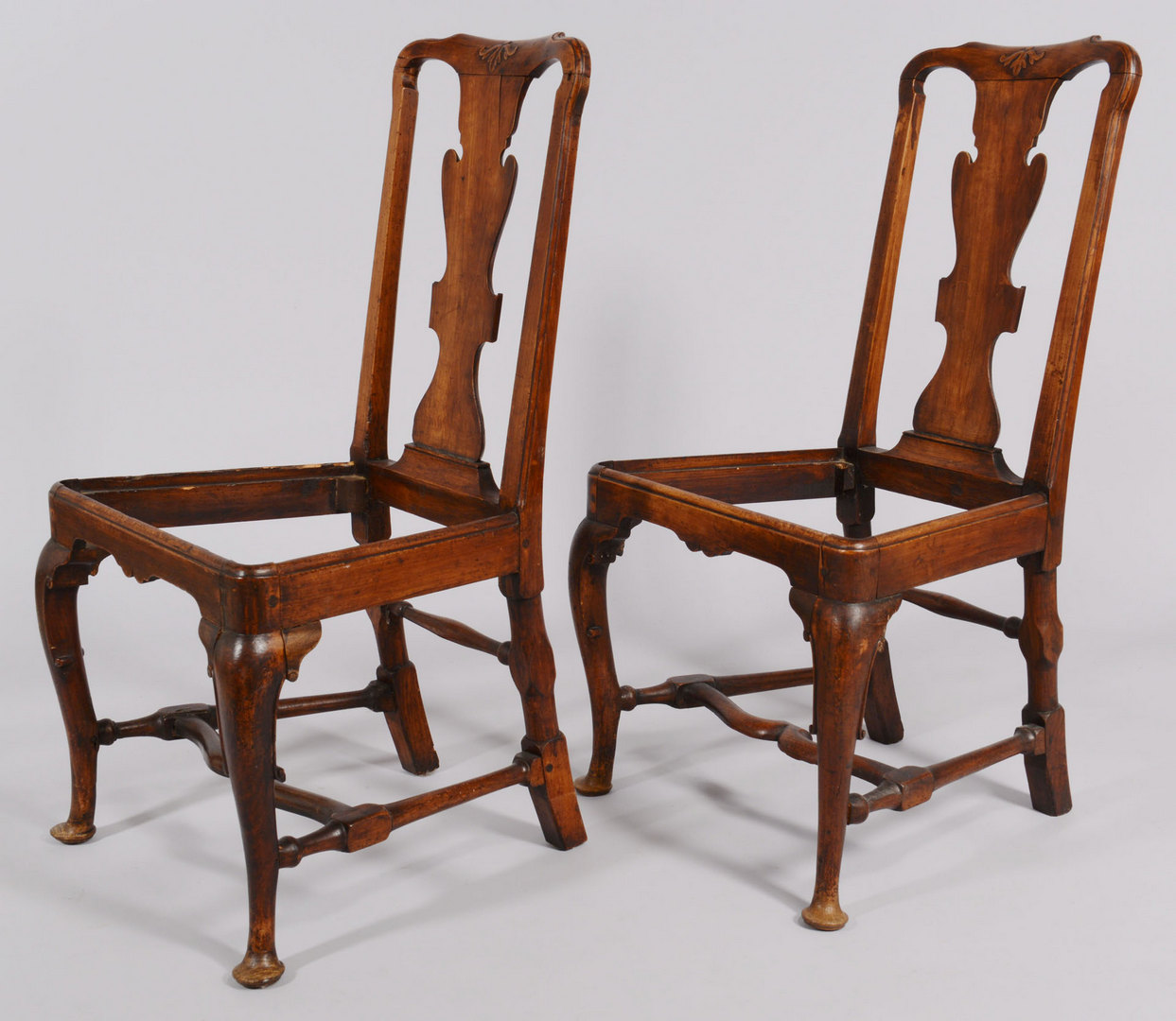 Lot 53: Pr Queen Anne side chairs, serpentine stretchers