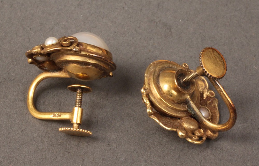 Lot 236: Gold Pearl & Onyx Bracelet & Earring Set