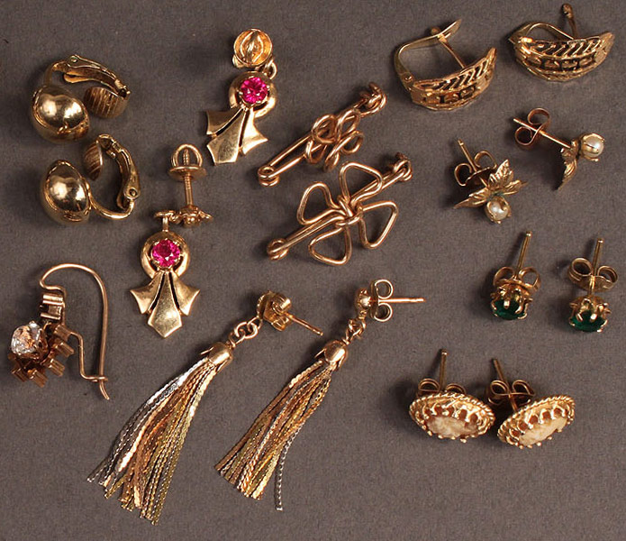 Lot 250: Assd. 14K Stick Pins & earrings
