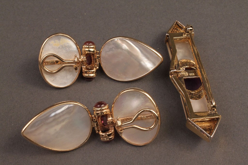 Lot 379: Mother of pearl & amethyst earrings and pin