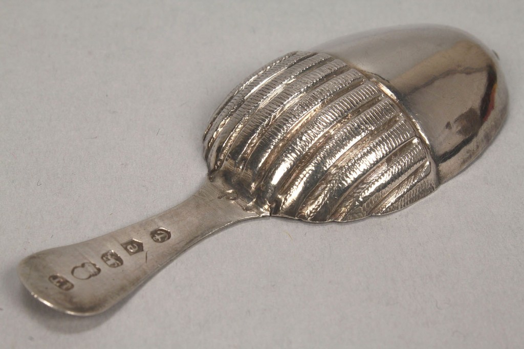 Lot 150: Sterling tea caddy spoon, acorn motif