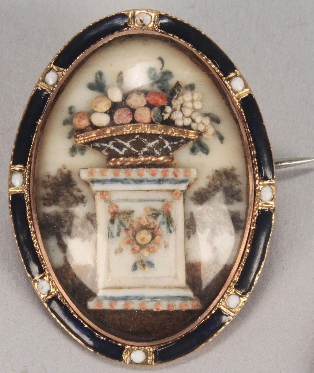 Lot 163: Mourning pin with relief decoration of urn