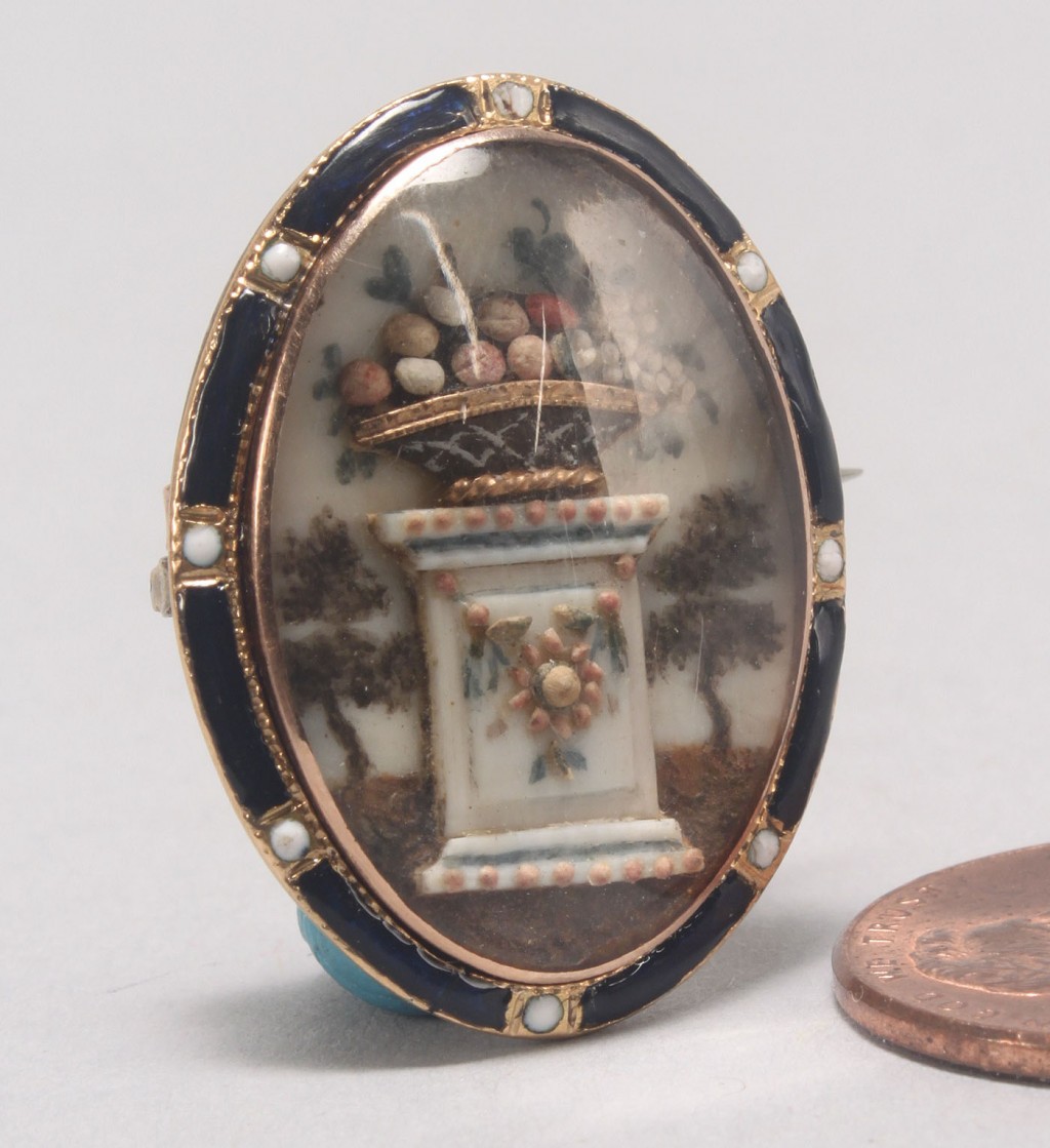 Lot 163: Mourning pin with relief decoration of urn
