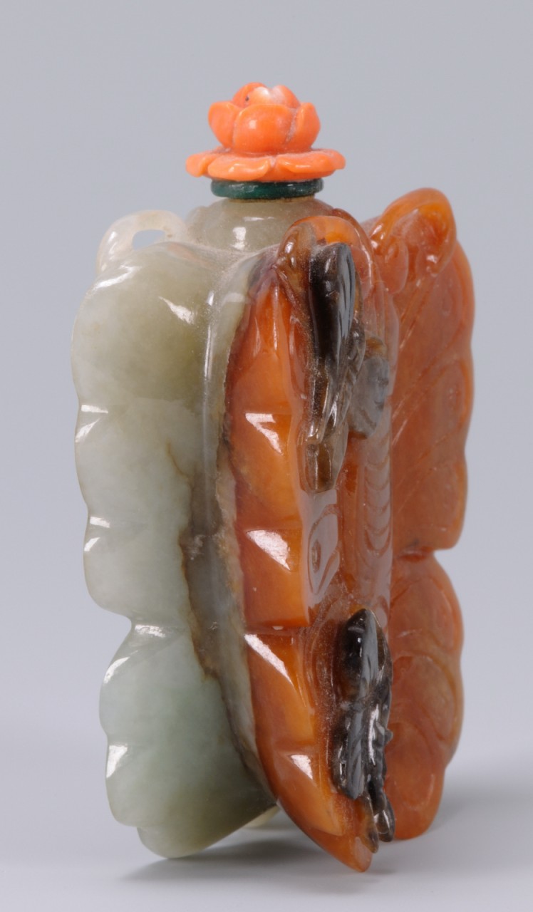 Lot 18: Chinese Hardstone Snuff Bottle, Butterfly form