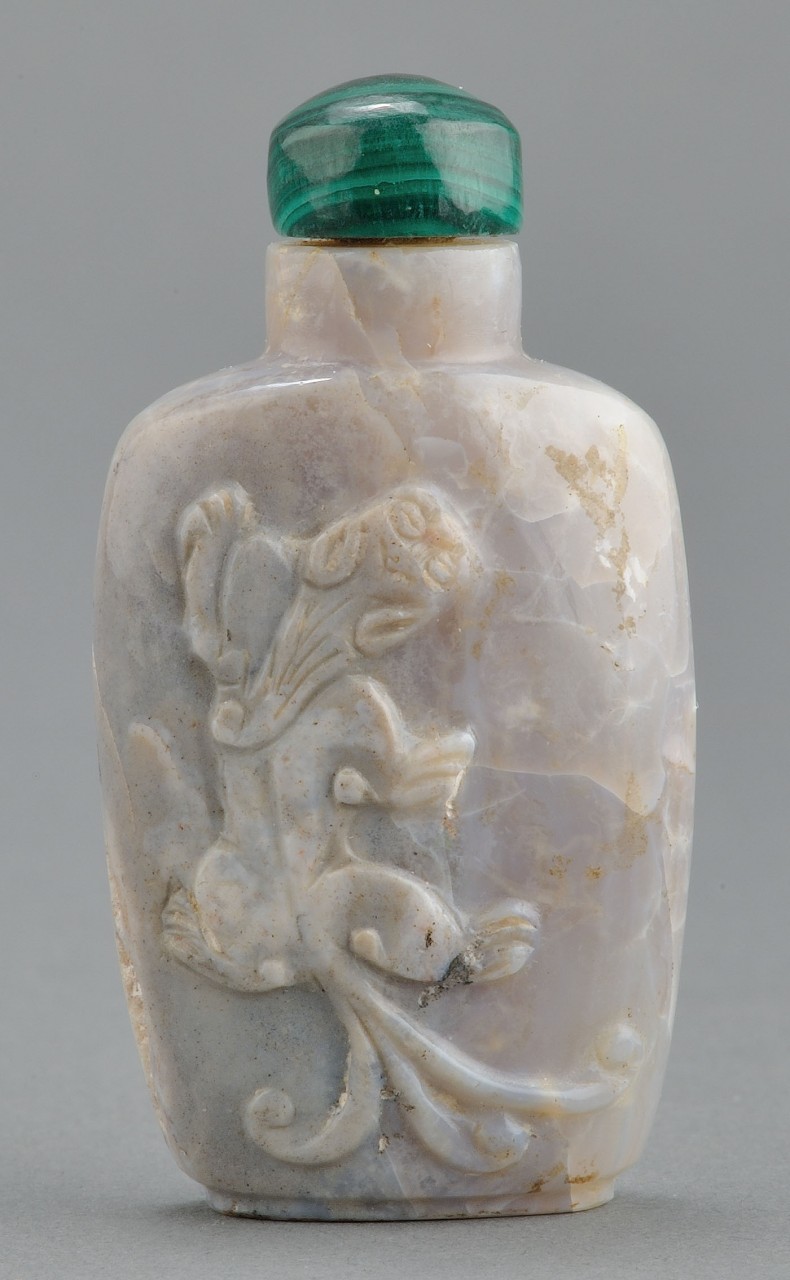 Lot 232: 2 Chinese Carved Snuff Bottles, Hardstone & Soapst