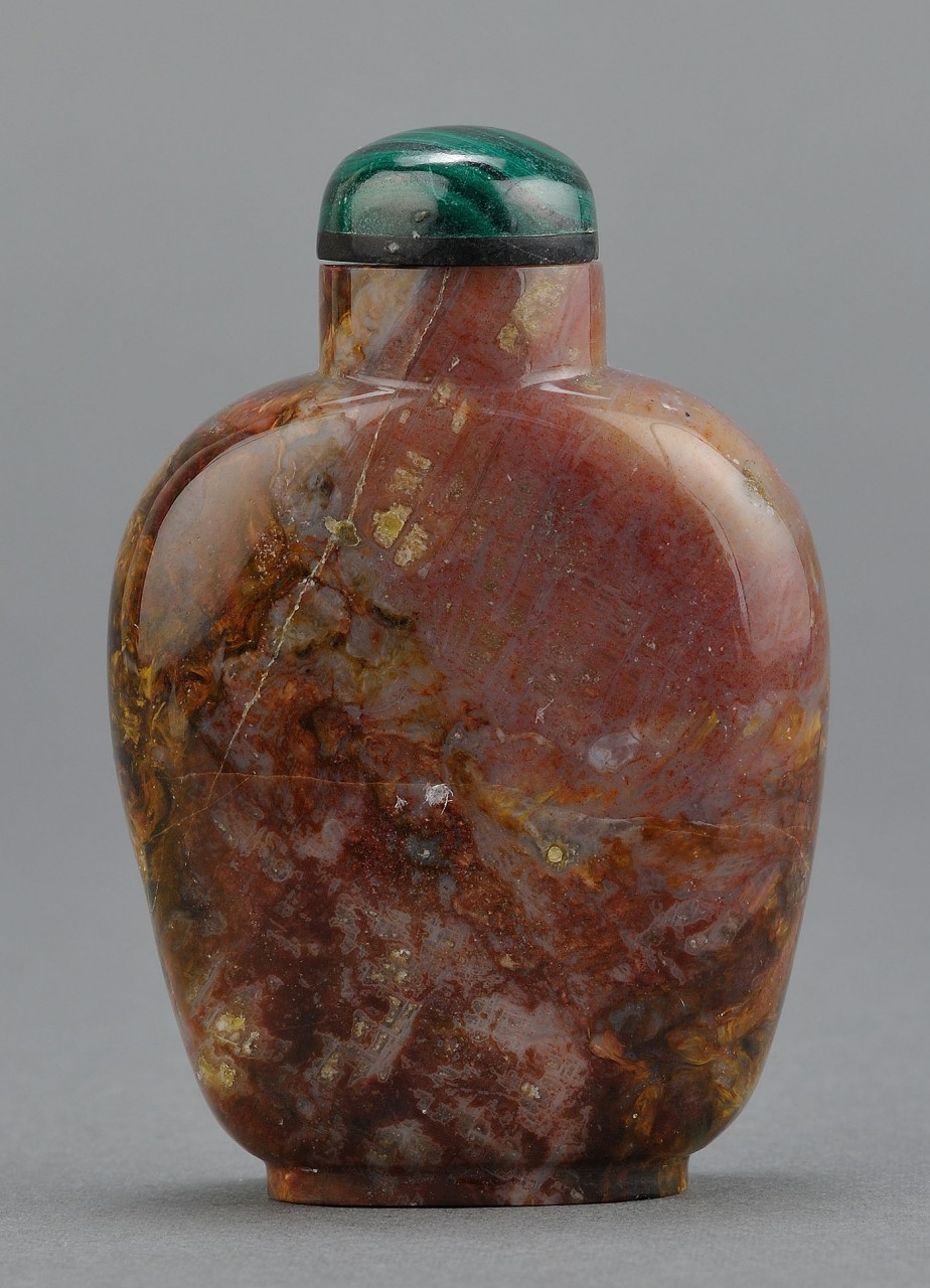 Lot 236: Chinese Carved Petersite Agate Snuff Bottle