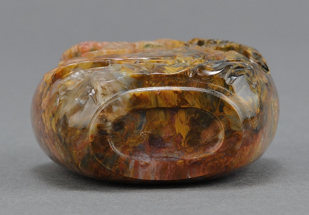 Lot 236: Chinese Carved Petersite Agate Snuff Bottle