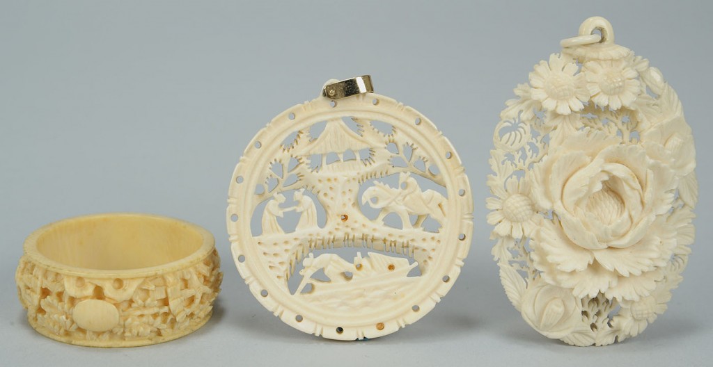 Lot 23: A Collection of 4 Chinese Ivory Items