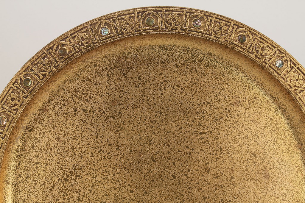 Lot 319: 2 Tiffany Studios gilt-bronze plates incl. charger