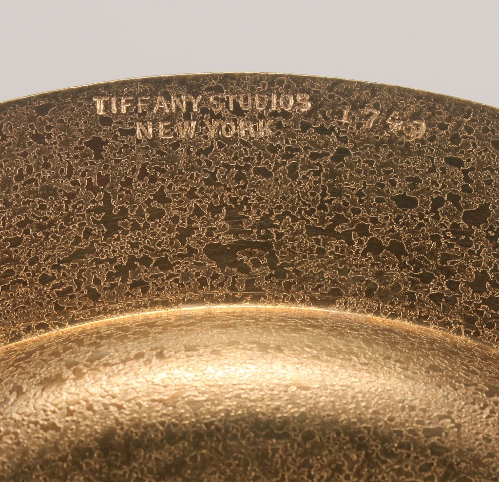 Lot 319: 2 Tiffany Studios gilt-bronze plates incl. charger