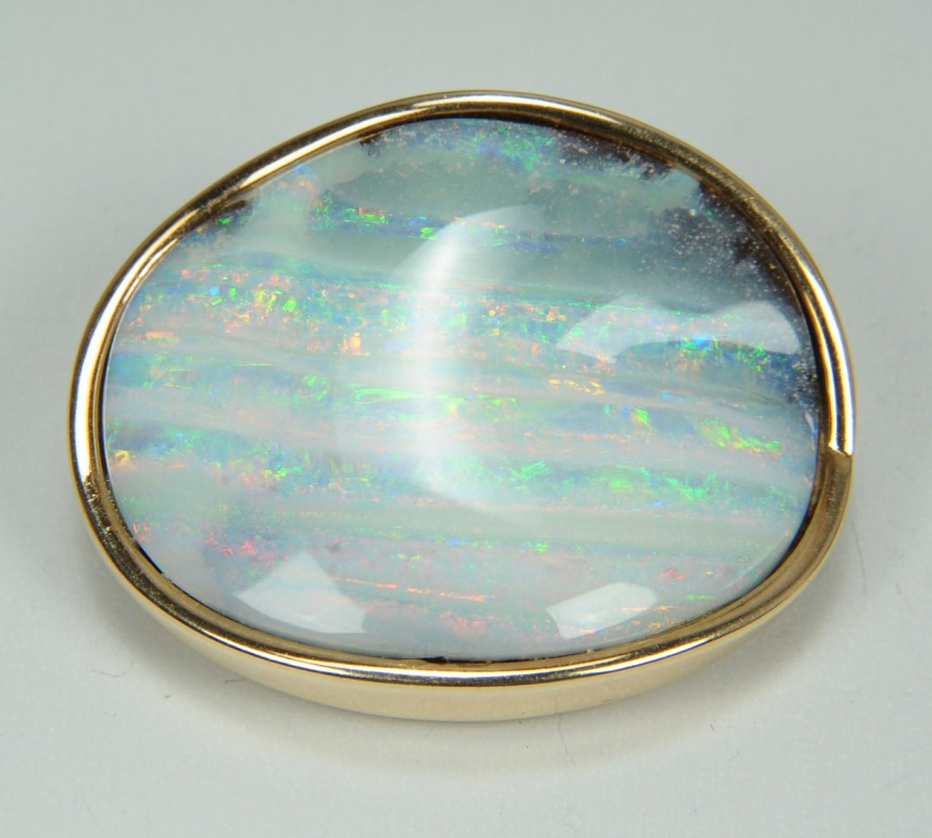 Lot 389: Opal pendant, heavy 14K yellow gold mounting