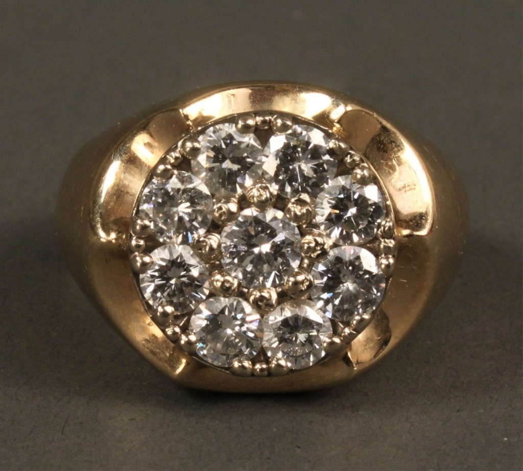 Lot 399: 14K Diamond Circle Cluster Ring