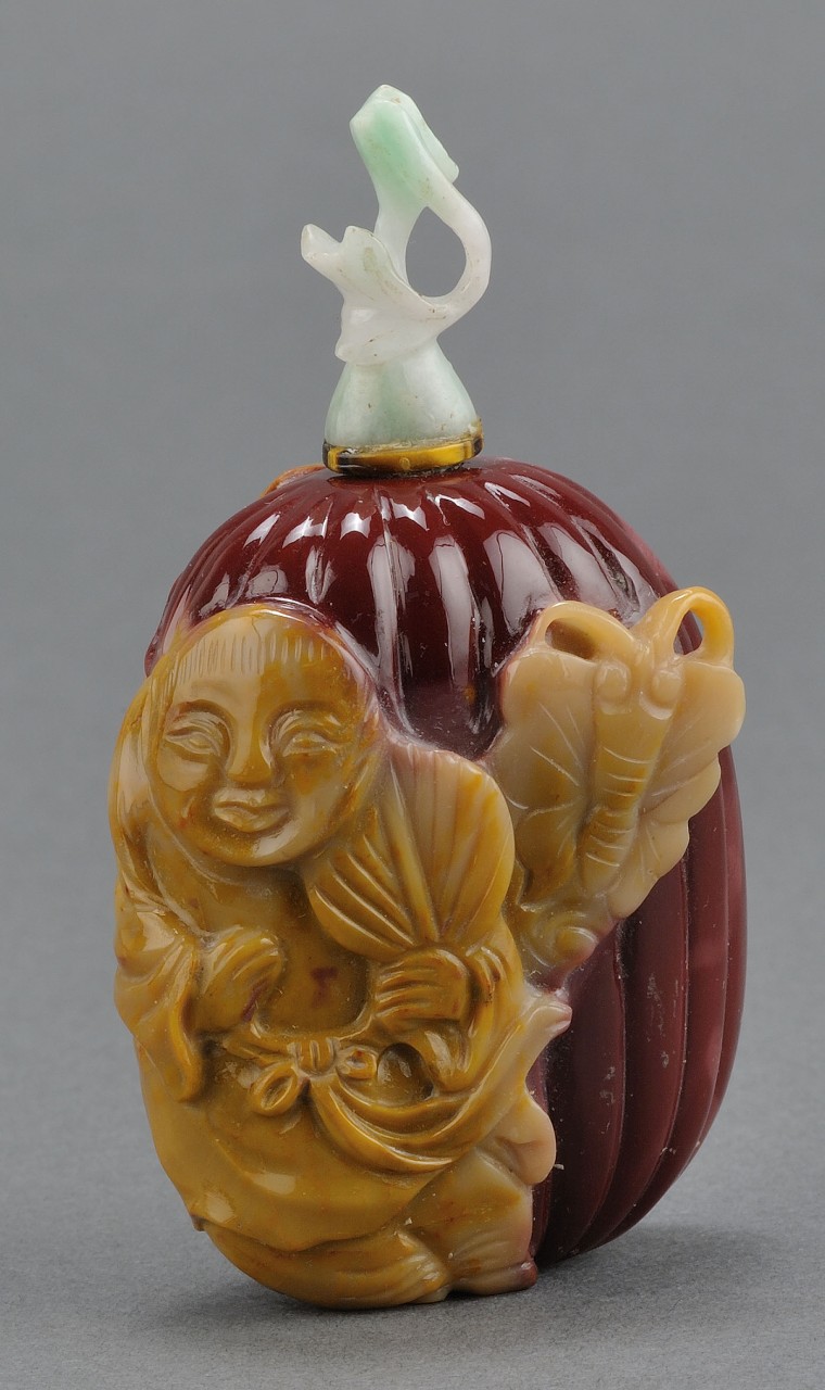 Lot 4: Chinese Carved Mookrite Agate Snuff Bottle