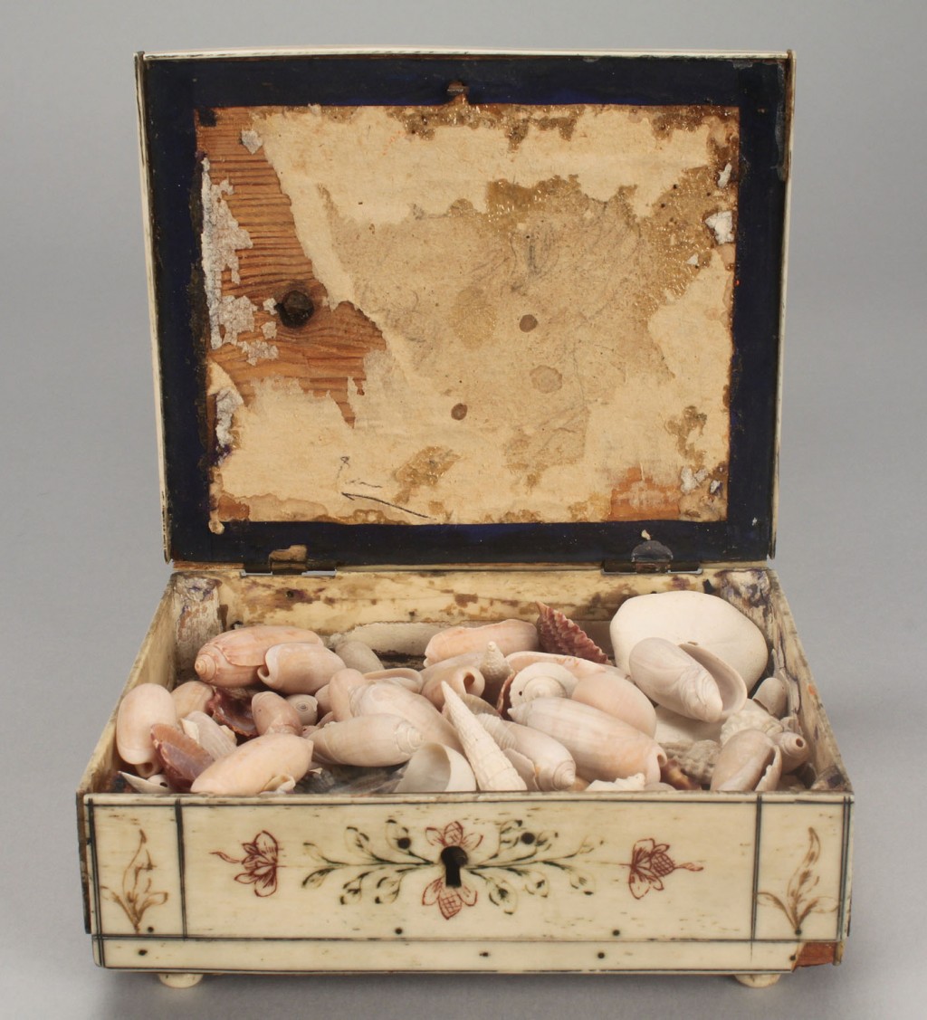 Lot 605: Ivory trinket box