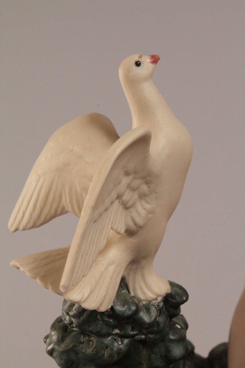 Lot 700: Lladro Nude with Dove
