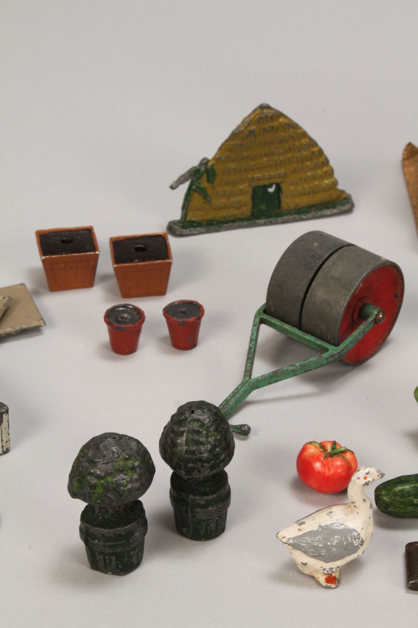 Lot 732: Collection of Miniature farm novelties