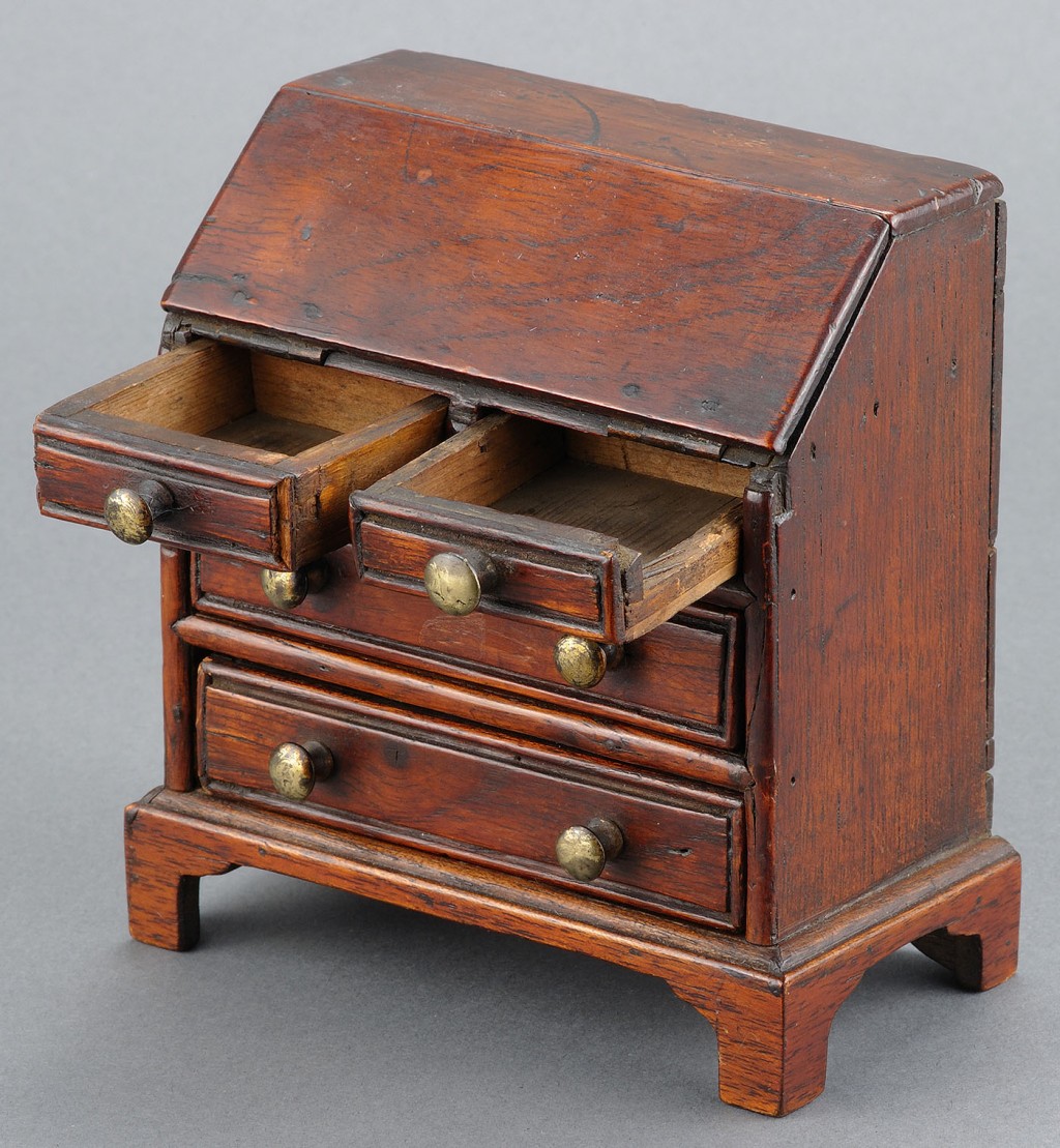 Lot 77: American miniature desk and English tea caddy