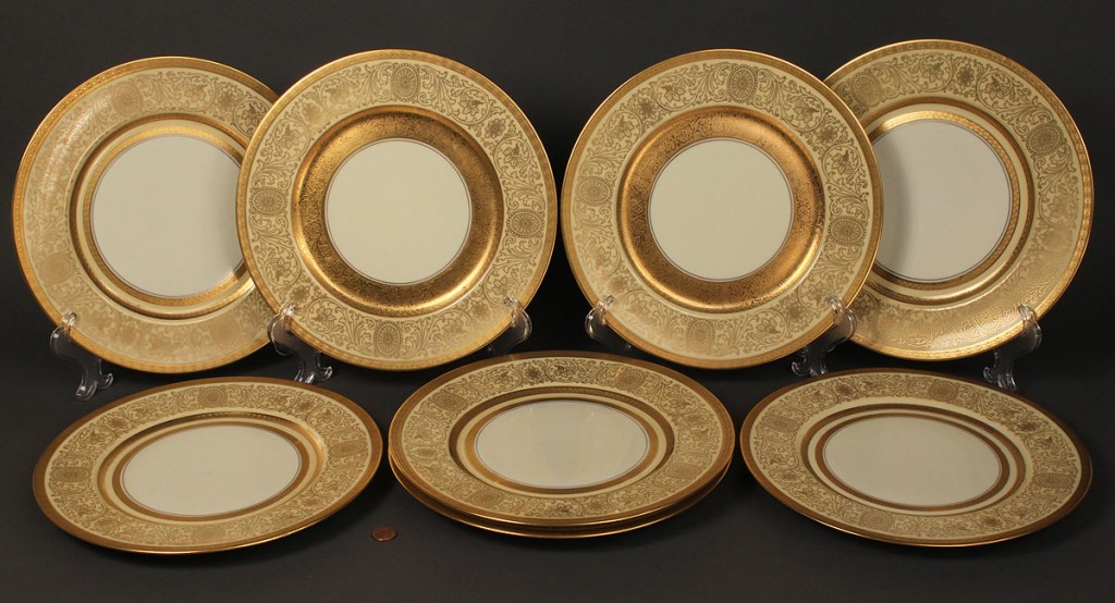 Lot 609: Set of 8 Pickard Porcelain Plates