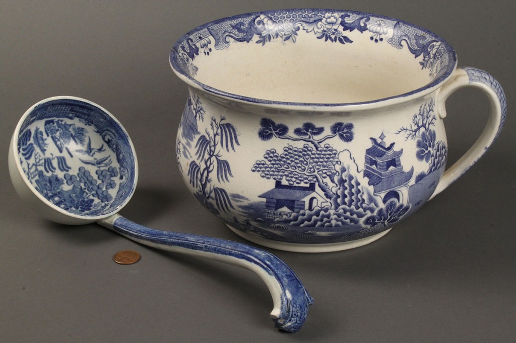 Lot 612: Lot of 5 Blue Willow Porcelain Items