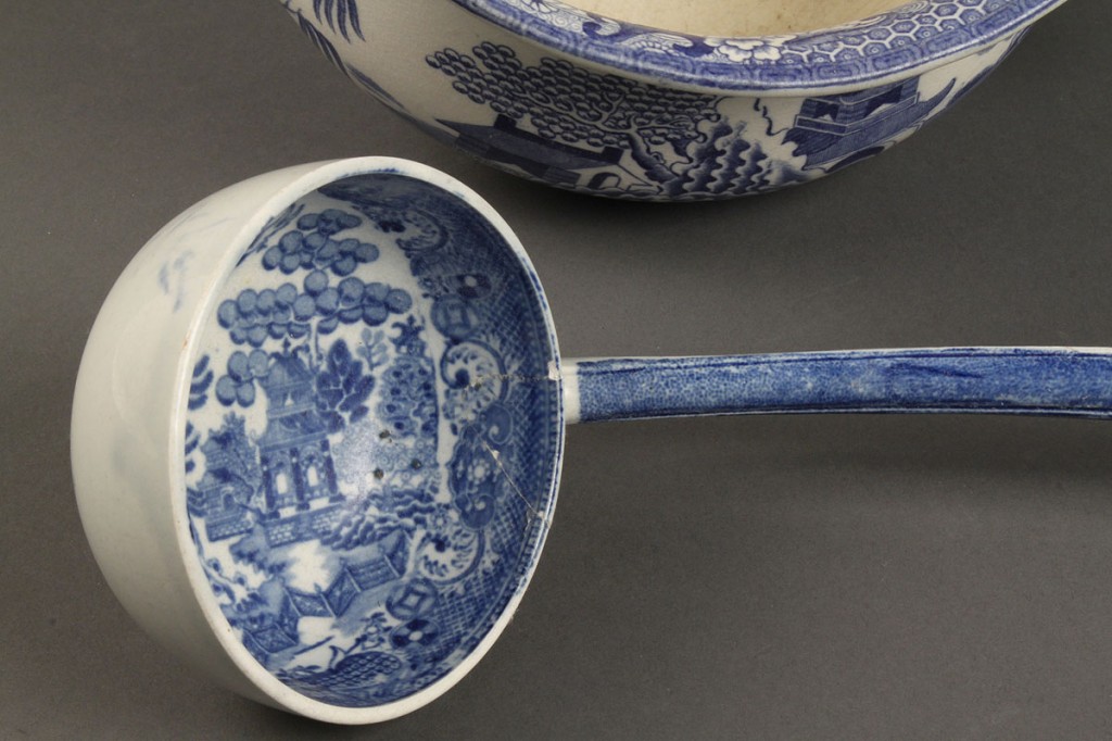 Lot 612: Lot of 5 Blue Willow Porcelain Items