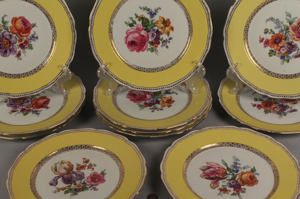 Lot 618: Set of 11 Czechoslovakia Porcelain Dinner Plates