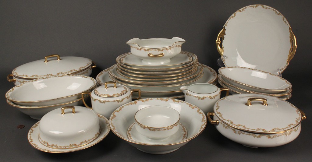 Lot 619: Royal Innsbruck Porcelain Dinner Service, 169 pcs