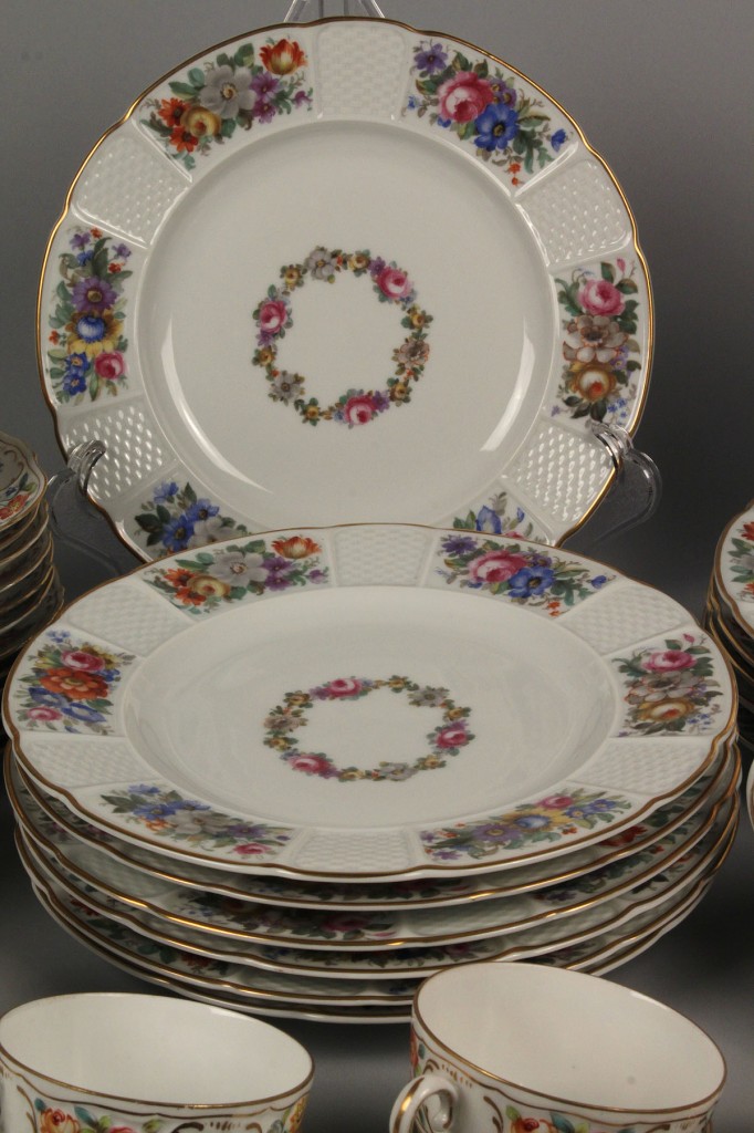Lot 699: Assembled Lot of Bavarian dinnerware, 2 patterns