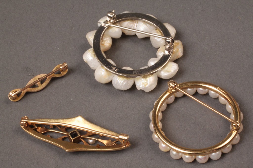 Lot 102: Four vintage Pearl Pins